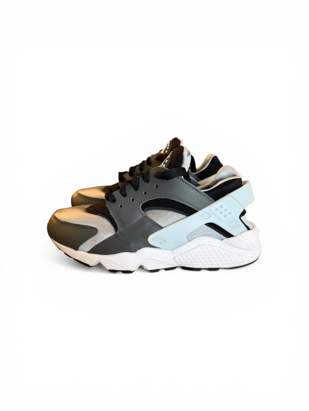 Nike Air Huarache Black/Light Smoke Grey/Blue Tint/Iron Grey Colorway, Size 5.5 - Picture 2 of 9